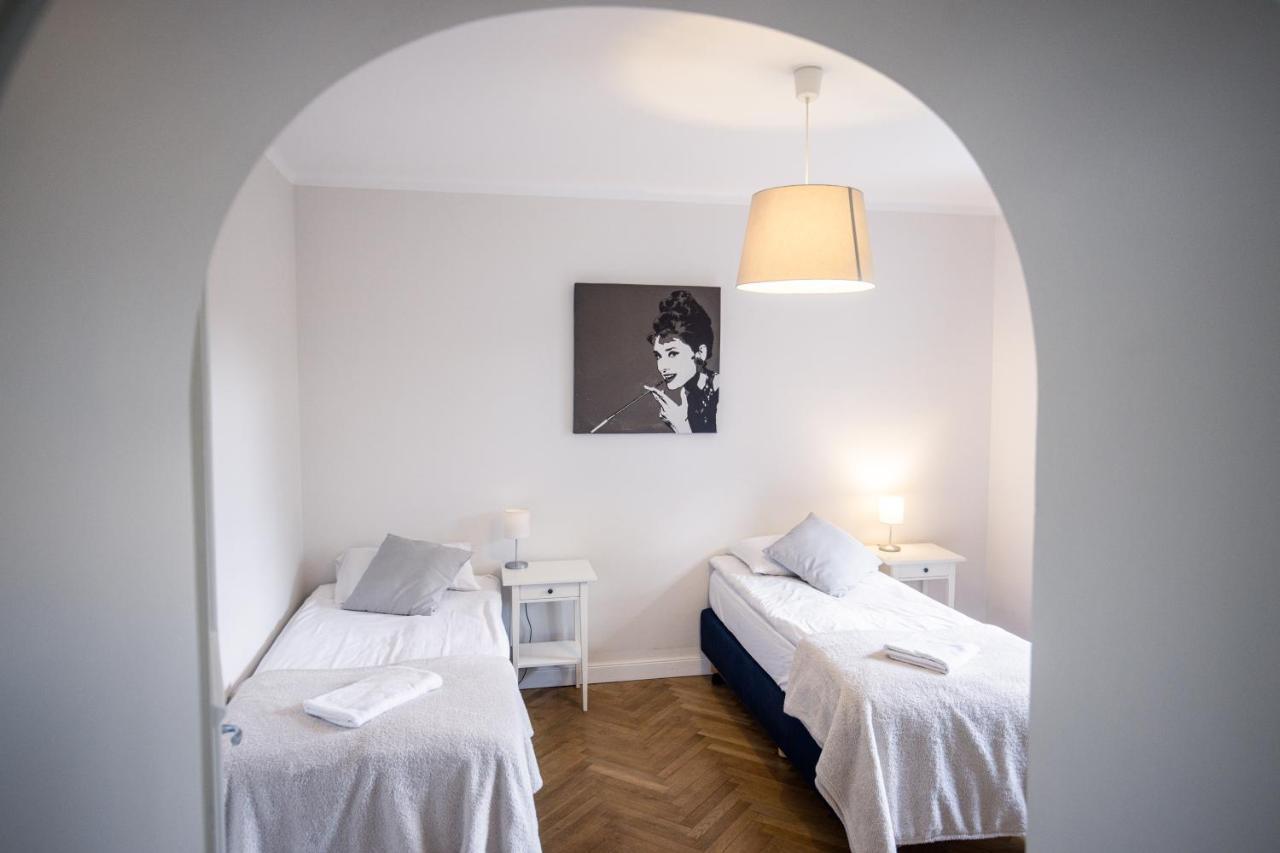 Manor Apartments, Csopak Bagian luar foto